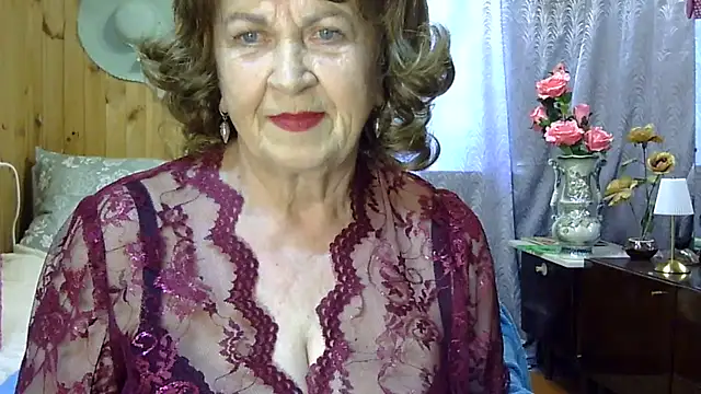 Snapshot of Emma52610 chatting on June 24, 11:42 am Emma52610 online show from June 24, 11:42 am