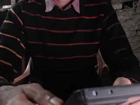 Snapshot of ThethunderPo chatting on December 17, 12:33 pm ThethunderPo online show from December 17, 12:33 pm