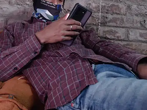 Snapshot of ThethunderPo chatting on January 14, 7:48 am ThethunderPo online show from January 14, 7:48 am