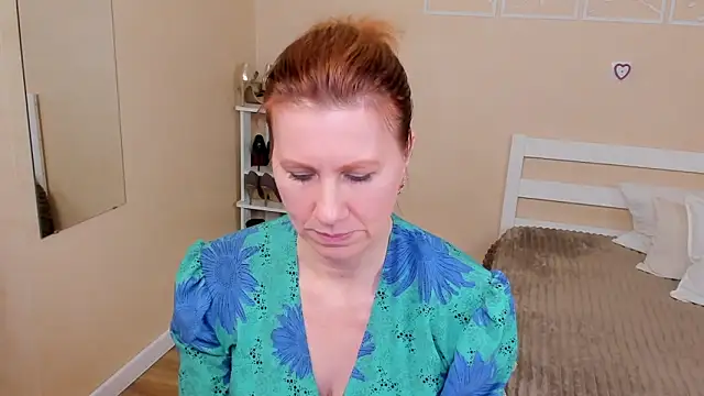 FoxySophia online show from March 3, 8:05 am