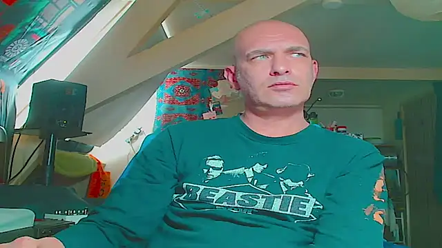 Snapshot of maxhard77 chatting on June 12, 9:08 am maxhard77 online show from June 12, 9:08 am