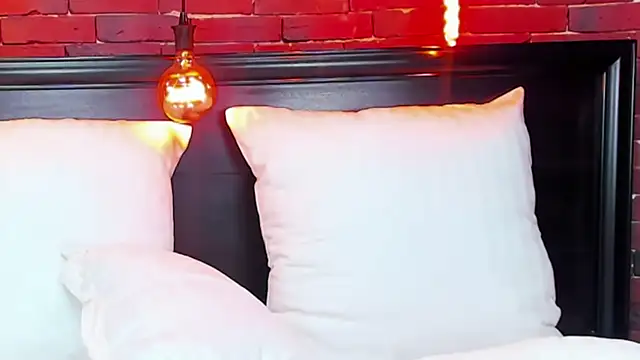 Snapshot of ChristynaRoss chatting on February 5, 11:39 pm ChristynaRoss online show from February 5, 11:39 pm