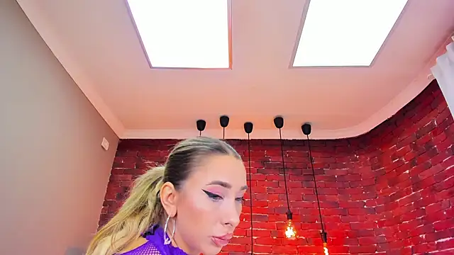 Snapshot of ChristynaRoss chatting on October 20, 7:36 pm ChristynaRoss online show from October 20, 7:36 pm