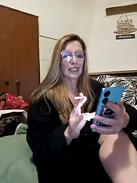 Snapshot of Melmamalhuda@xh chatting on February 4, 10:45 pm Melmamalhudaxh online show from February 4, 10:45 pm