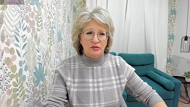 Snapshot of EvelynJoyful chatting on December 13, 5:05 am EvelynJoyful online show from December 13, 5:05 am