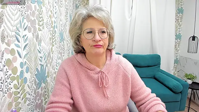 Snapshot of EvelynJoyful chatting on December 16, 5:17 am EvelynJoyful online show from December 16, 5:17 am