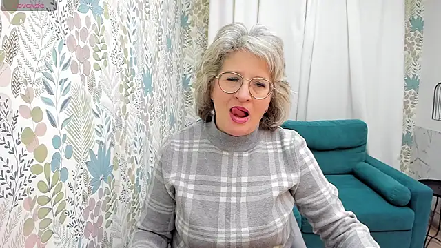 Snapshot of EvelynJoyful chatting on December 20, 4:53 am EvelynJoyful online show from December 20, 4:53 am