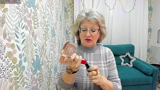 Snapshot of EvelynJoyful chatting on January 4, 5:05 am EvelynJoyful online show from January 4, 5:05 am