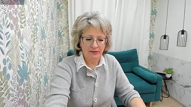 Snapshot of EvelynJoyful chatting on February 3, 5:18 am EvelynJoyful online show from February 3, 5:18 am