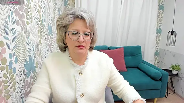 Snapshot of EvelynJoyful chatting on February 4, 5:10 am EvelynJoyful online show from February 4, 5:10 am