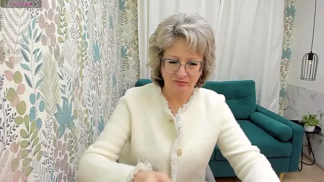 Snapshot of EvelynJoyful chatting on February 6, 5:14 am EvelynJoyful online show from February 6, 5:14 am