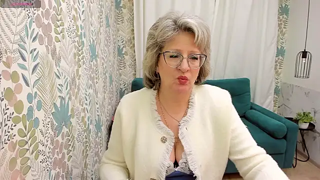 Snapshot of EvelynJoyful chatting on February 6, 8:18 am EvelynJoyful online show from February 6, 8:18 am