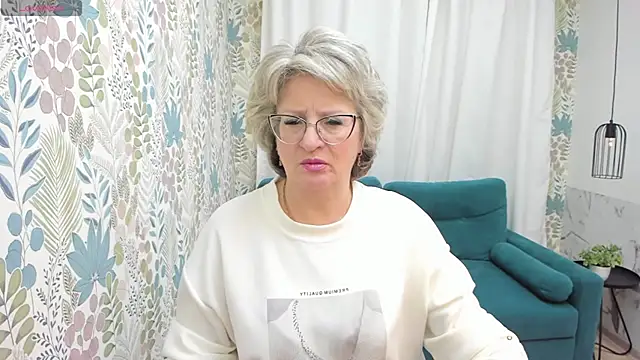 Snapshot of EvelynJoyful chatting on March 10, 8:15 am EvelynJoyful online show from March 10, 8:15 am