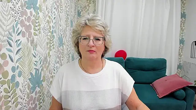 Snapshot of EvelynJoyful chatting on September 10, 6:35 am EvelynJoyful online show from September 10, 6:35 am