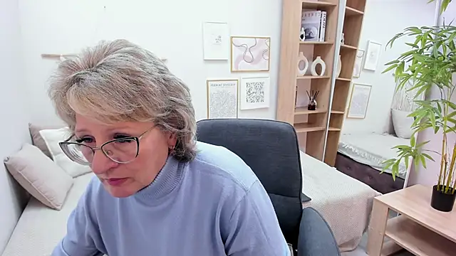 Snapshot of EvelynJoyful chatting on October 17, 5:21 am EvelynJoyful online show from October 17, 5:21 am