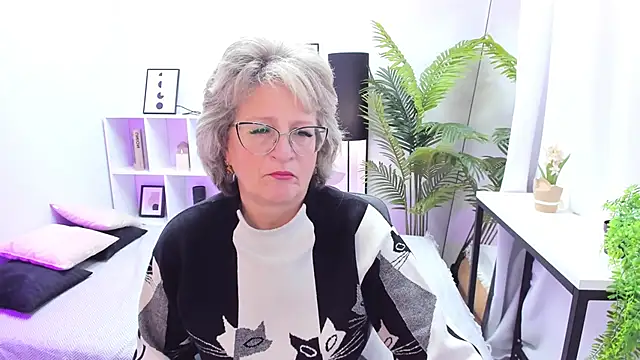 Snapshot of EvelynJoyful chatting on October 24, 5:15 am EvelynJoyful online show from October 24, 5:15 am