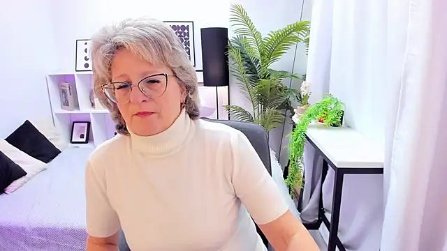 Snapshot of EvelynJoyful chatting on November 4, 5:06 am EvelynJoyful online show from November 4, 5:06 am