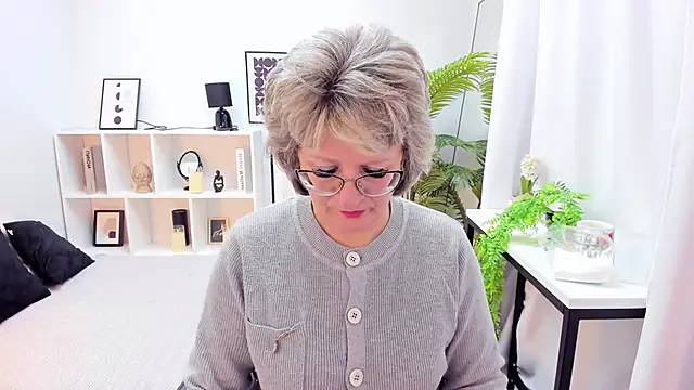 Snapshot of EvelynJoyful chatting on November 17, 5:13 am EvelynJoyful online show from November 17, 5:13 am