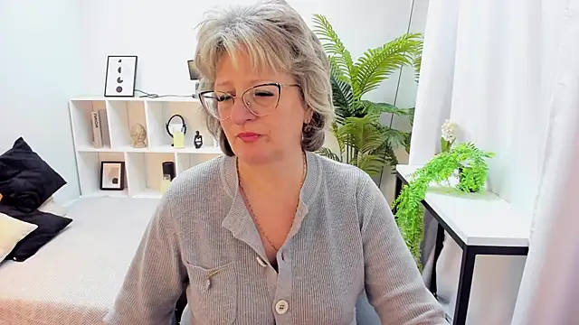 Snapshot of EvelynJoyful chatting on November 19, 5:07 am EvelynJoyful online show from November 19, 5:07 am