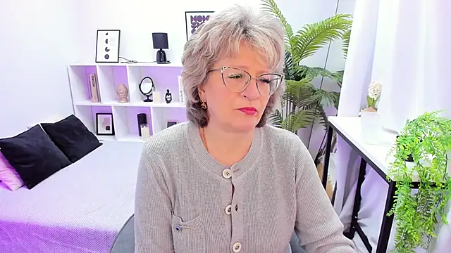 Snapshot of EvelynJoyful chatting on November 24, 5:07 am EvelynJoyful online show from November 24, 5:07 am