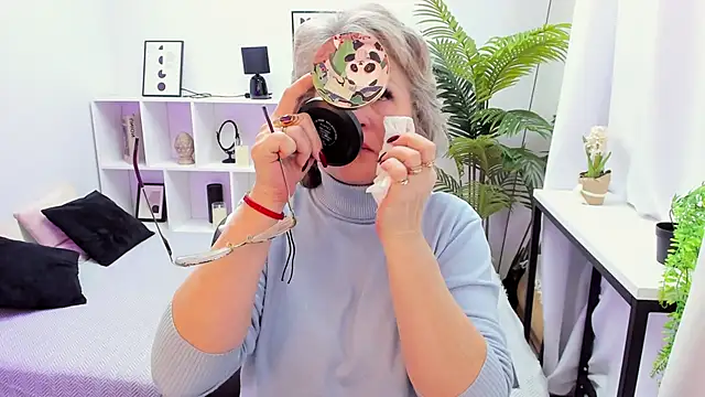 Snapshot of EvelynJoyful chatting on December 1, 5:12 am EvelynJoyful online show from December 1, 5:12 am