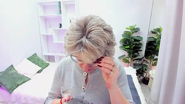 Snapshot of EvelynJoyful chatting on December 4, 5:06 am EvelynJoyful online show from December 4, 5:06 am