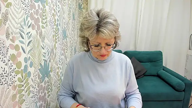 Snapshot of EvelynJoyful chatting on December 5, 4:54 am EvelynJoyful online show from December 5, 4:54 am