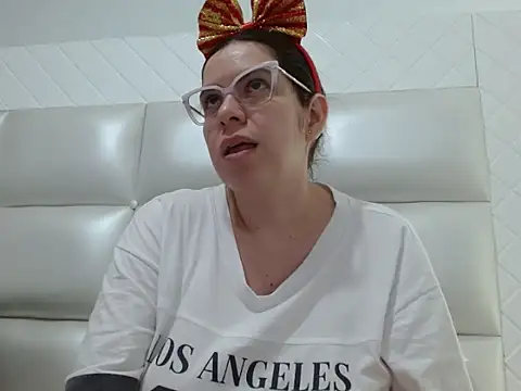 Snapshot of ashlymoon chatting on December 2, 1:00 am ashlymoon online show from December 2, 1:00 am