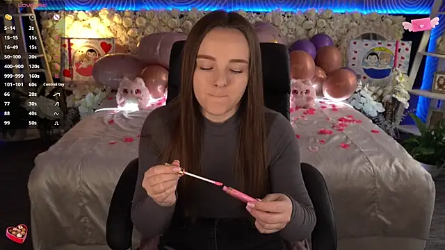 FoxyShy online show from March 4, 6:30 am