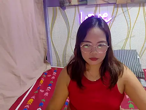 BURBERRY69 online show from March 2, 10:44 am