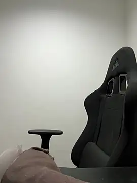 Snapshot of Elle chatting on January 30, 1:33 am Elle online show from January 30, 1:33 am