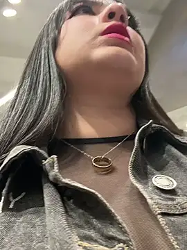 Snapshot of Elle chatting on February 22, 8:42 pm Elle online show from February 22, 8:42 pm