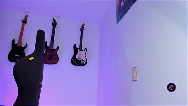 Snapshot of Elle chatting on March 3, 1:10 am Elle online show from March 3, 1:10 am