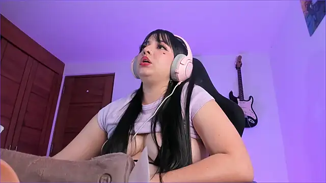 Snapshot of Elle chatting on March 17, 1:24 am Elle online show from March 17, 1:24 am