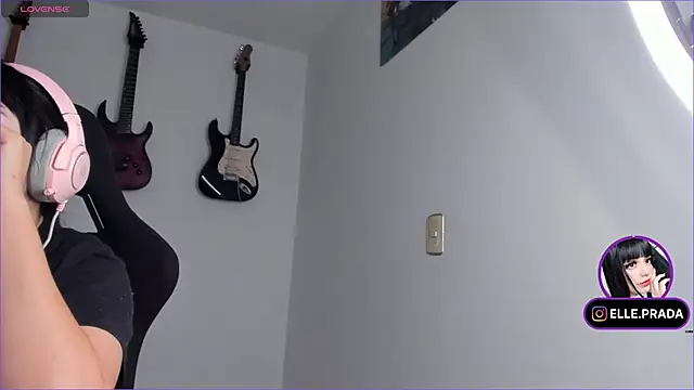 Snapshot of Elle chatting on March 18, 5:10 pm Elle online show from March 18, 5:10 pm