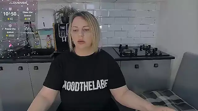 erikaerika online show from April 17, 8:28 am