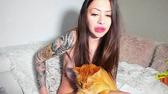 Snapshot of BrianaDiamondXXX chatting on July 6, 8:11 am BrianaDiamondXXX online show from July 6, 8:11 am