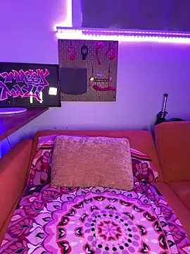 MaggyMayI online show from April 14, 4:02 pm