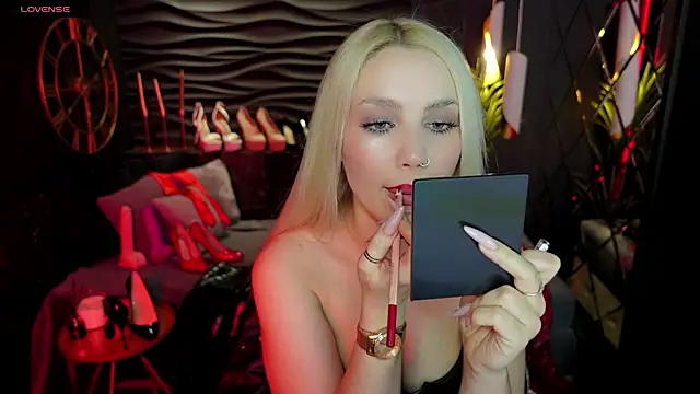 Snapshot of MistressDarsy chatting on December 13, 2:16 pm MistressDarsy online show from December 13, 2:16 pm