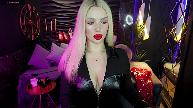 Snapshot of MistressDarsy chatting on December 22, 10:06 am MistressDarsy online show from December 22, 10:06 am