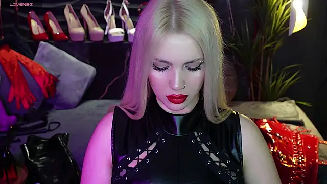 Snapshot of MistressDarsy chatting on December 27, 5:16 pm MistressDarsy online show from December 27, 5:16 pm
