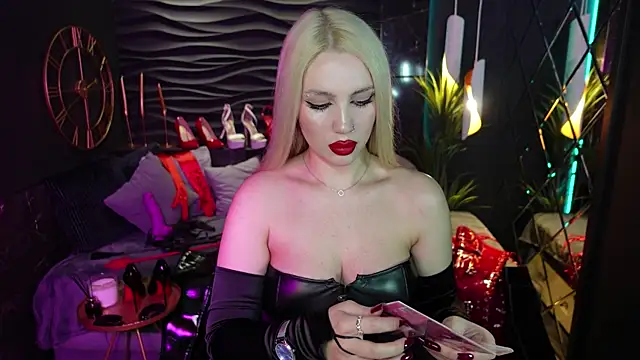 Snapshot of MistressDarsy chatting on January 23, 5:10 pm MistressDarsy online show from January 23, 5:10 pm