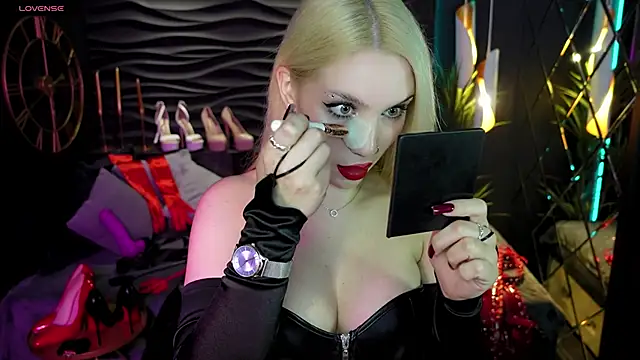 Snapshot of MistressDarsy chatting on January 25, 5:08 pm MistressDarsy online show from January 25, 5:08 pm