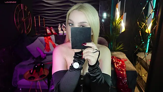 Snapshot of MistressDarsy chatting on January 27, 2:02 pm MistressDarsy online show from January 27, 2:02 pm