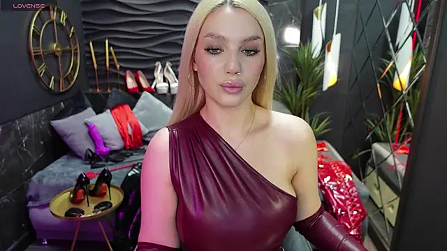 Snapshot of MistressDarsy chatting on February 10, 2:16 pm MistressDarsy online show from February 10, 2:16 pm