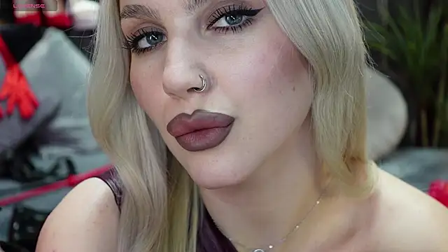 Snapshot of MistressDarsy chatting on February 17, 5:43 pm MistressDarsy online show from February 17, 5:43 pm