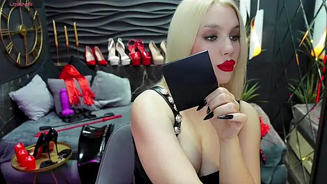 Snapshot of MistressDarsy chatting on February 18, 5:53 pm MistressDarsy online show from February 18, 5:53 pm