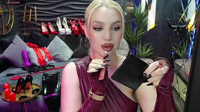 Snapshot of MistressDarsy chatting on February 23, 9:44 am MistressDarsy online show from February 23, 9:44 am