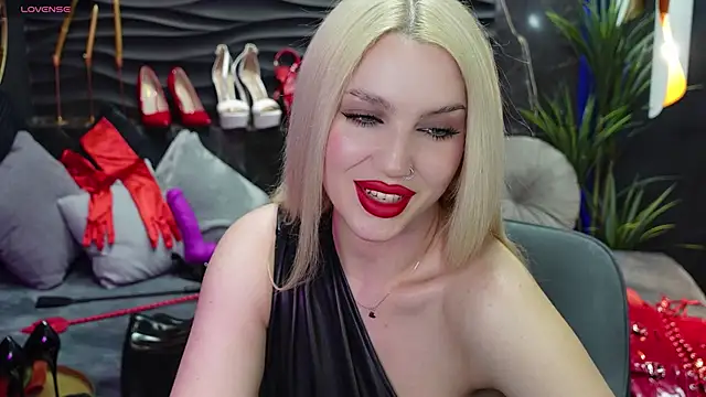 Snapshot of MistressDarsy chatting on February 26, 9:21 am MistressDarsy online show from February 26, 9:21 am
