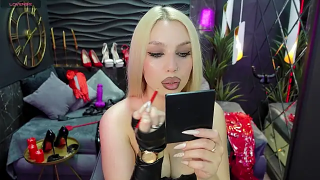 Snapshot of MistressDarsy chatting on March 3, 2:15 pm MistressDarsy online show from March 3, 2:15 pm